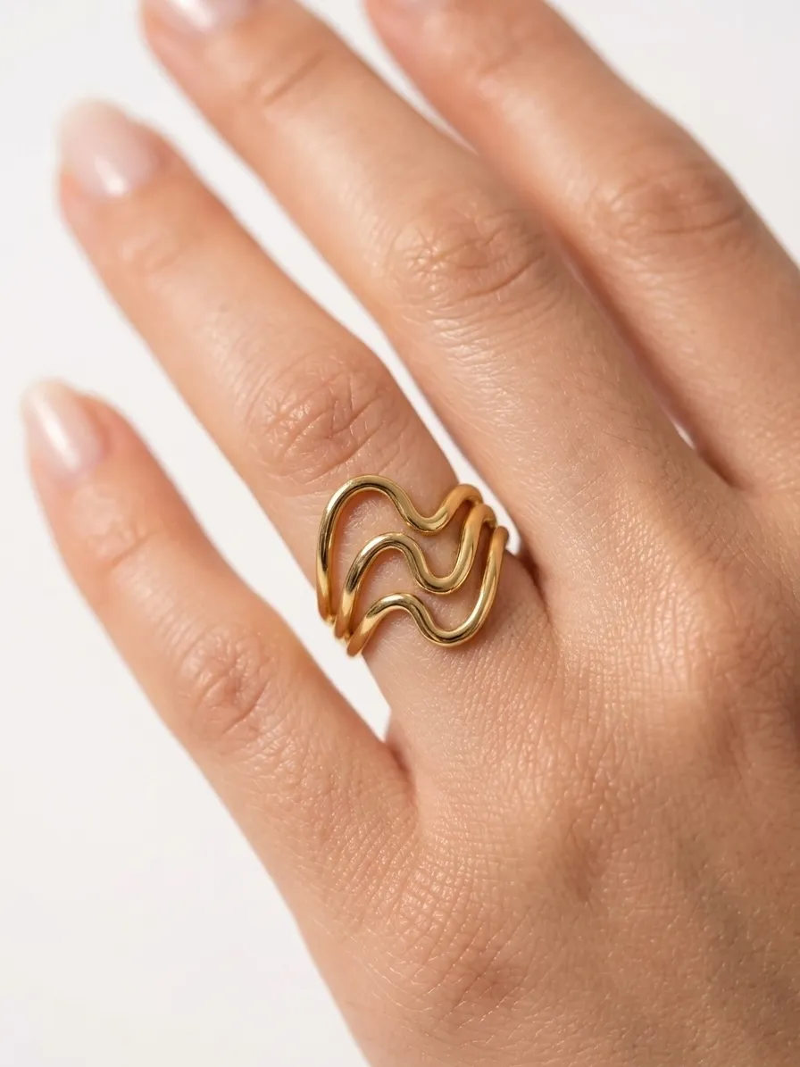 Anillo dorado de líneas onduladas