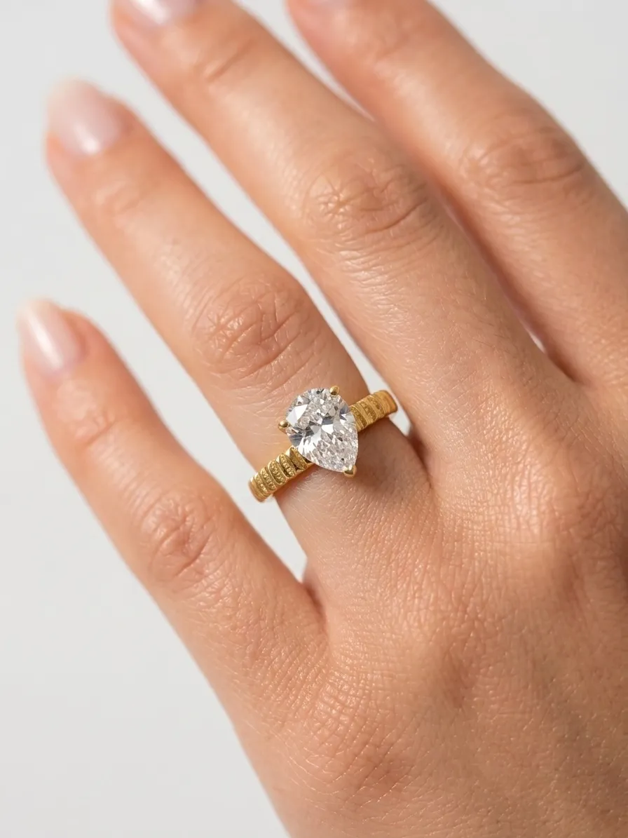 Anillo dorado con cristal solitario