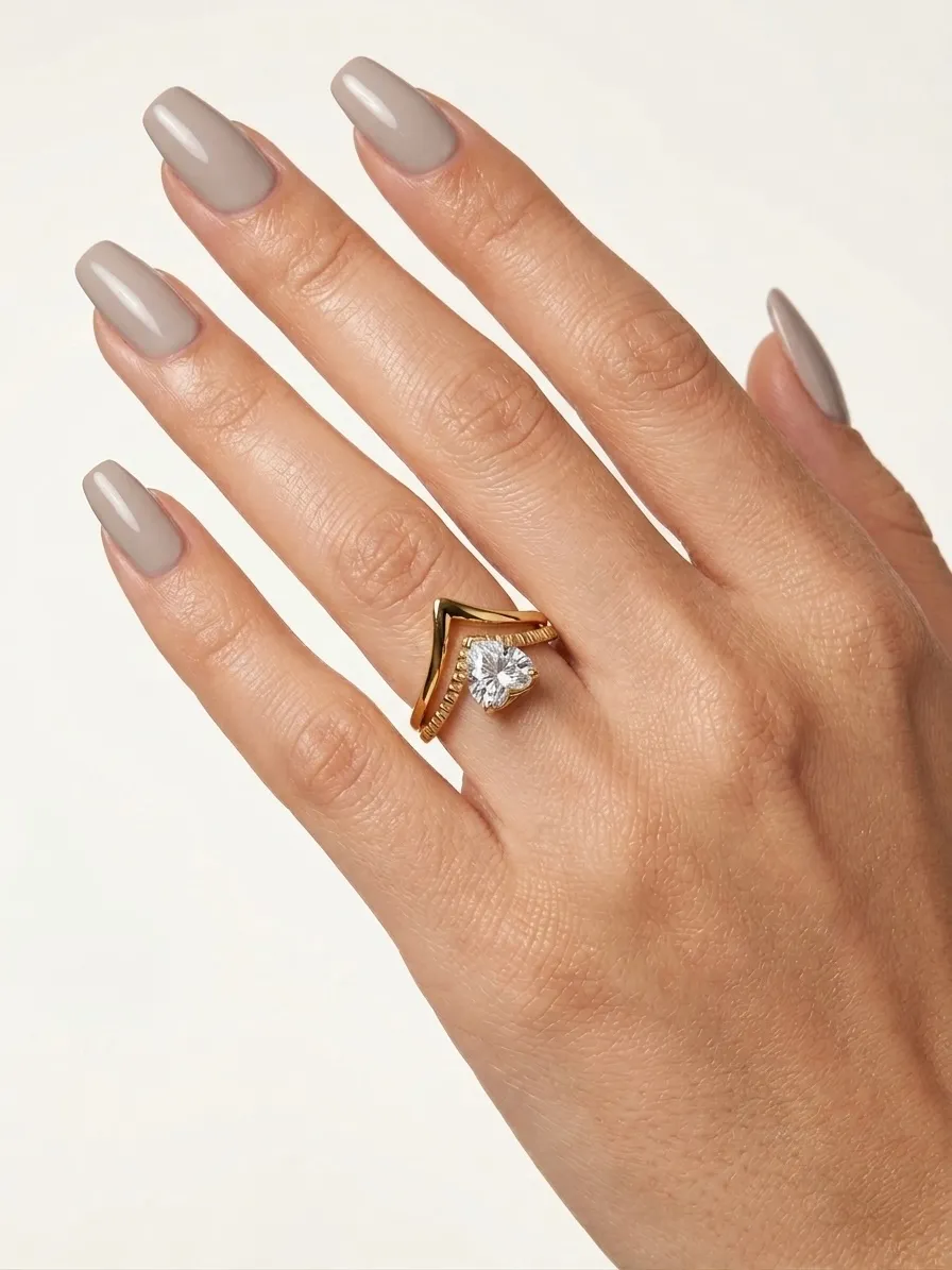 Anillo dorado en V con cristal