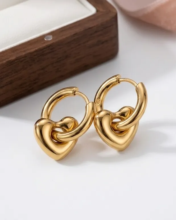 Aros dorados con forma de corazón