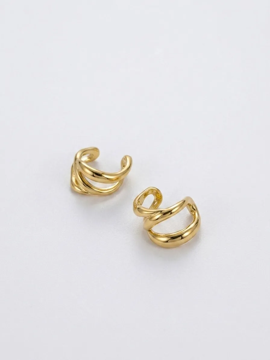 Ear cuffs dorados de líneas entrelazadas