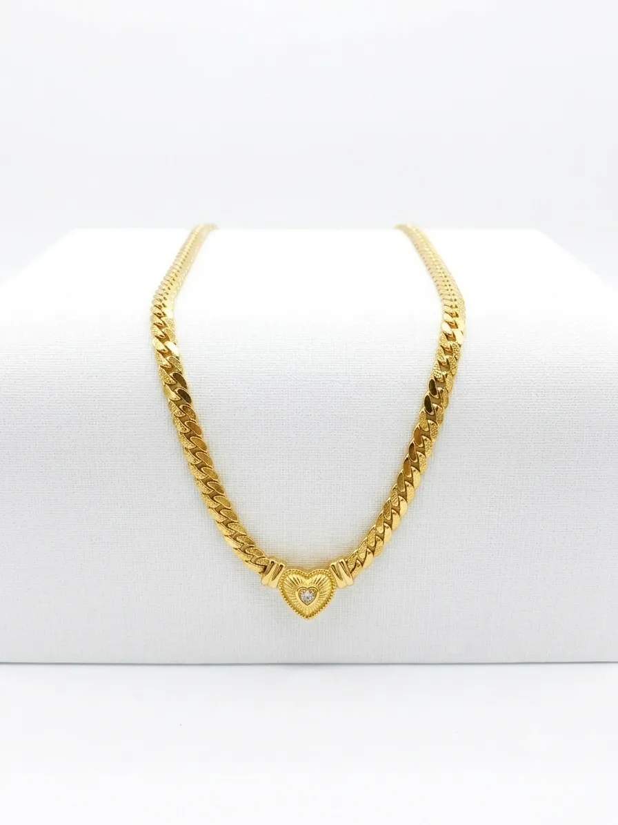 Collar de eslabones dorados con corazón