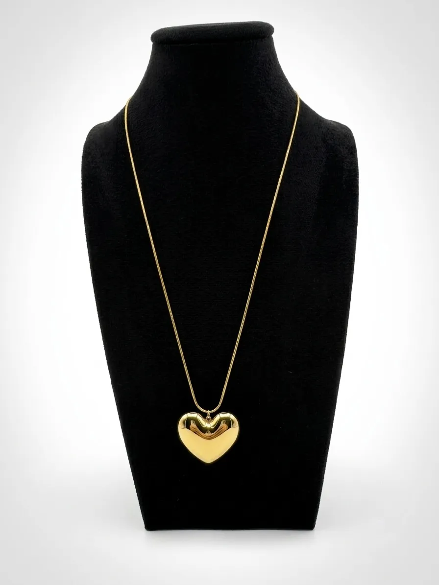 Collar largo dorado con dije de corazón